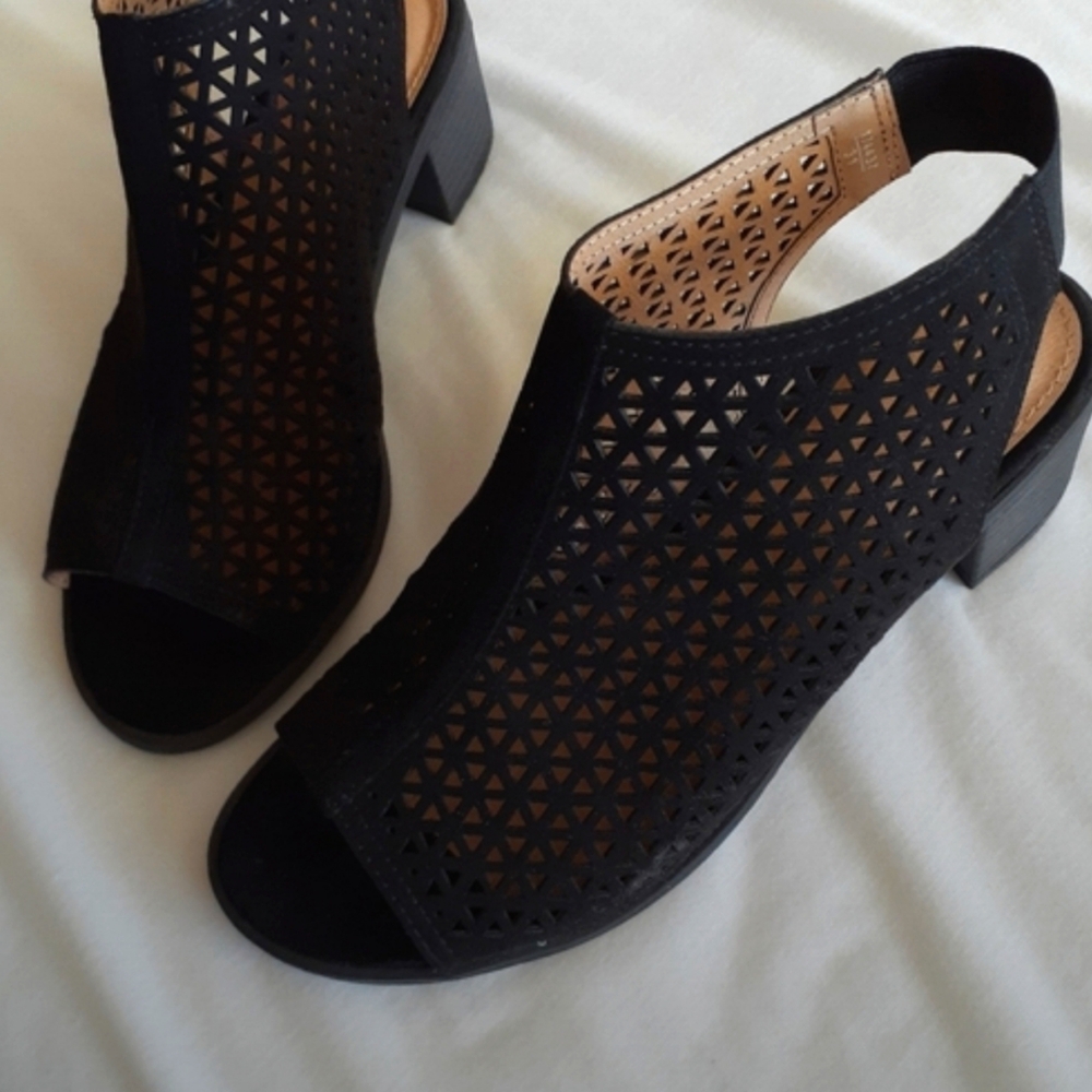 American Eagle Black Suede Open-toed Cut-away Heeled Sandals 6.5W 6 1/2W